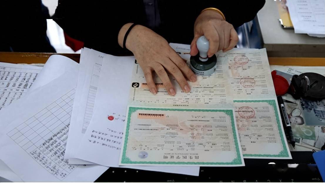 来到市卫健委为两个孩子补办了出生医学证明，并于当天办理了上户手续。