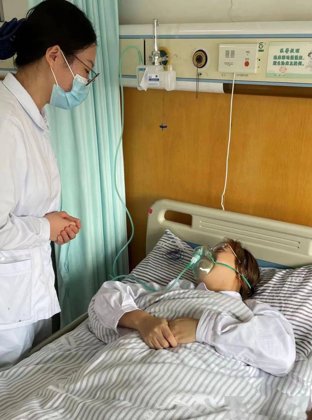 原本以为吸氧是最简单的操作了吧,躺在床上不痛不痒,也不限制肢体活动