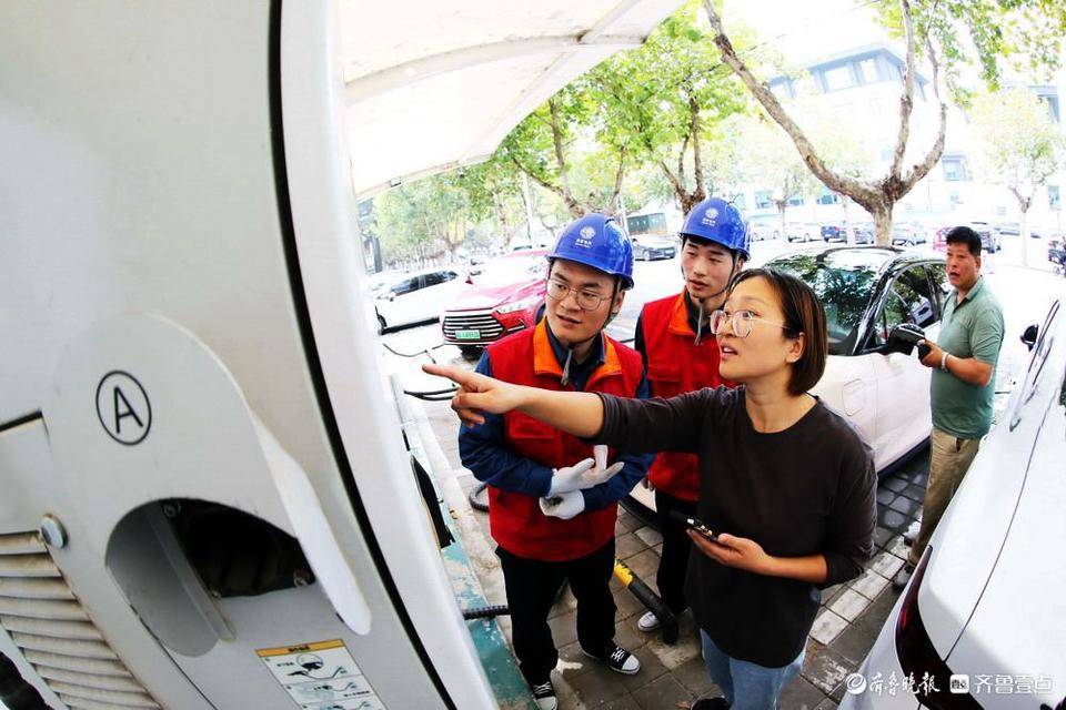 10月13日,台儿庄供电中心员工赵修瑞,孙明超现场在林