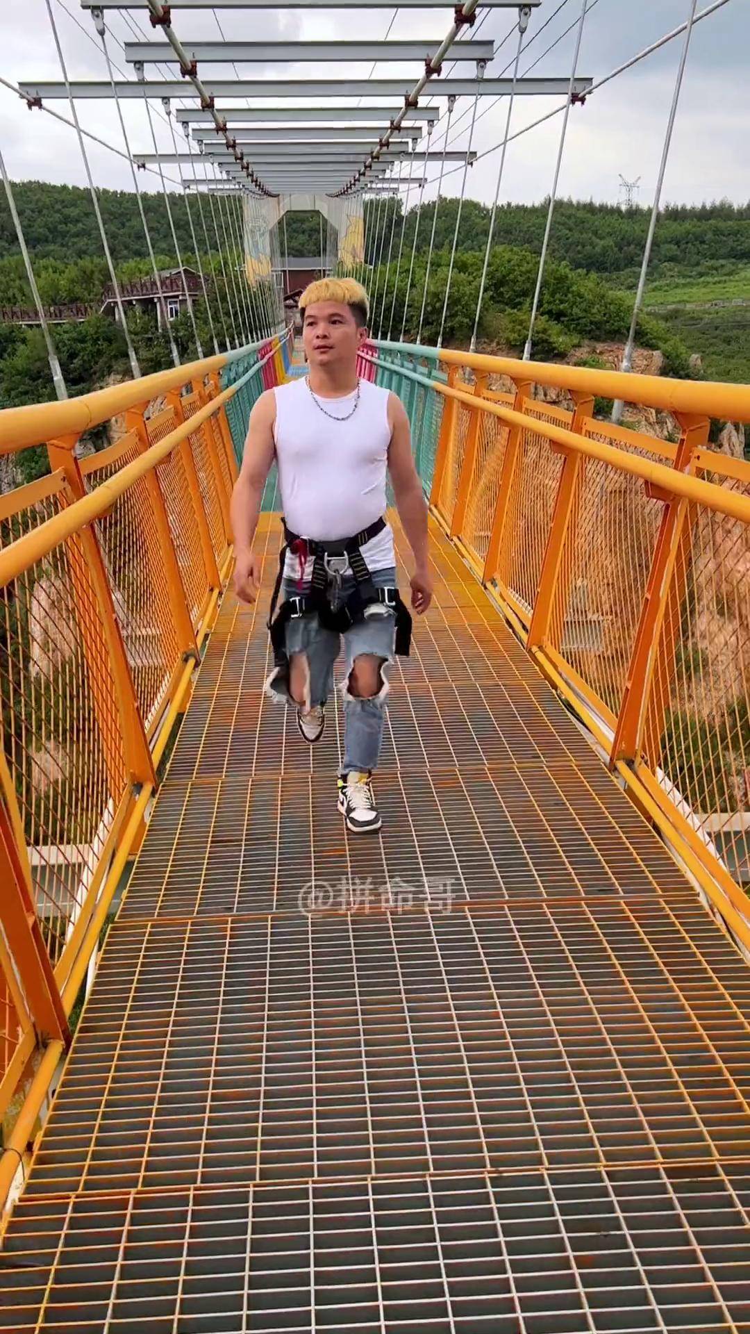 真不愧是屯门"生番哥",就连168米蹦极没绑绳子都压不住他的嚣张气焰