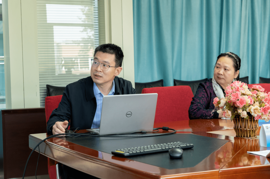 罗建将及韩冬老师分别对《创意声控台灯的设计与制作》及《气动火箭