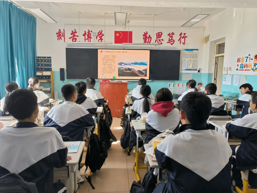 友谊县第二中学少先队大队联合校关工小组,在校开展了"我向党旗敬个礼