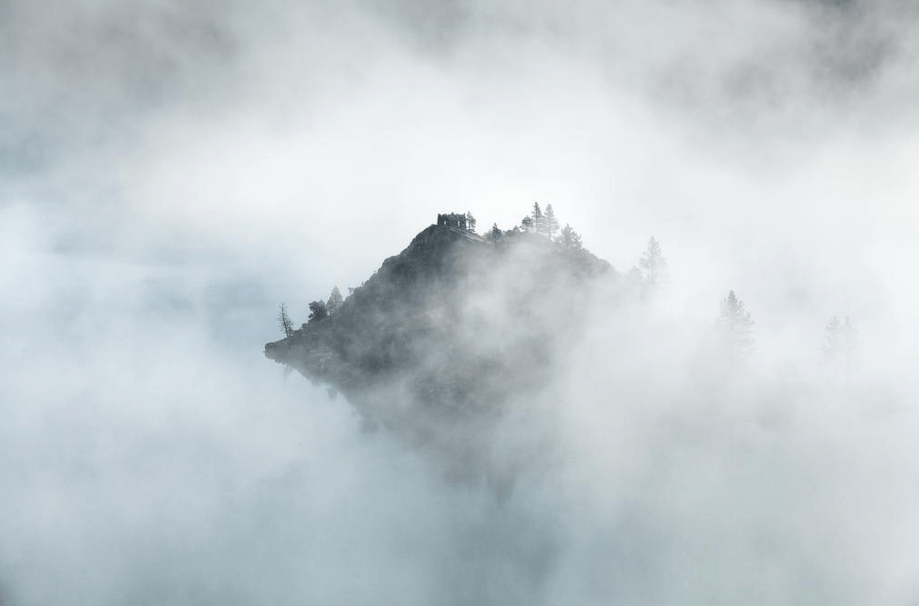 需要的条件是晴朗,微风,近地面水汽充沛且有稳定逆温差的夜间或者清晨