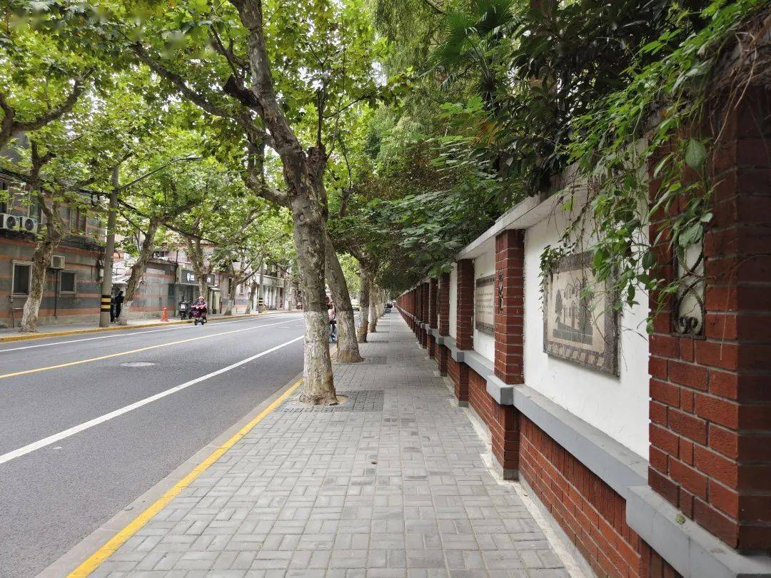 录还雕刻着鲁迅,冯雪峰等沿街围墙上都曾在这里留下过生活印记曹聚仁