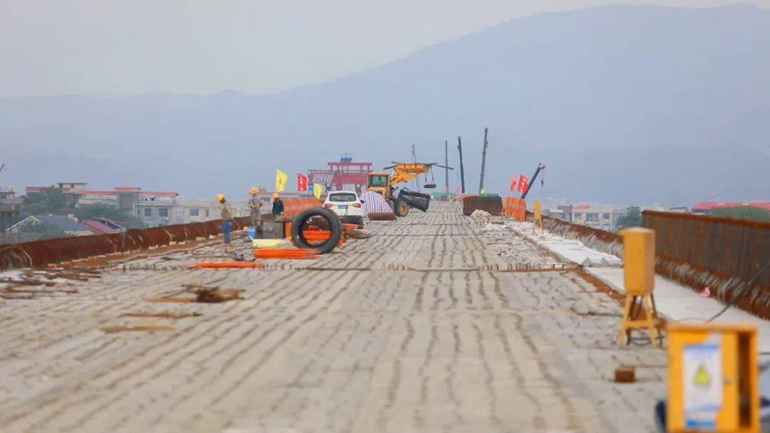 茶常15段建设不断提速 力争明年底建成通车_项目_施工人员_桥梁