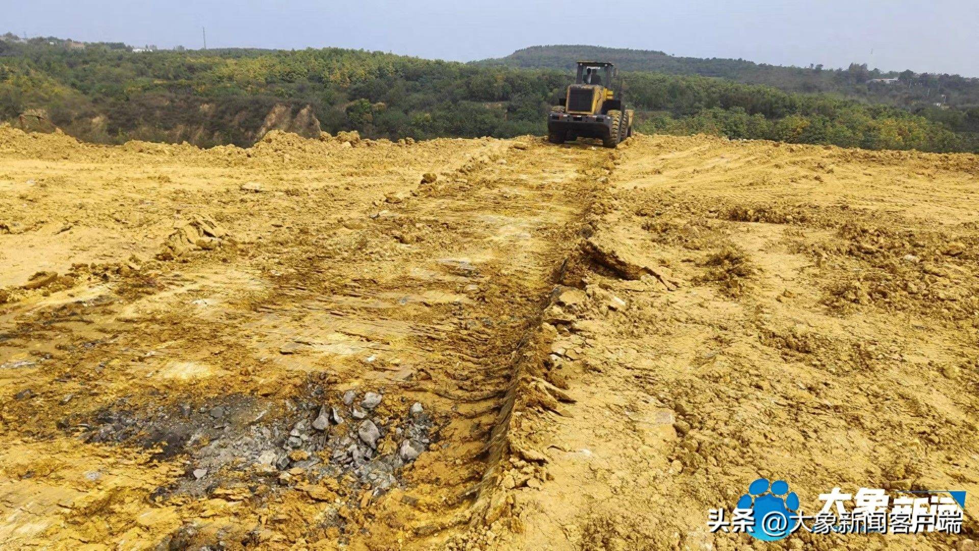 私自倾倒省道的矿渣已清运，相关部门立案查处 | 大象调查