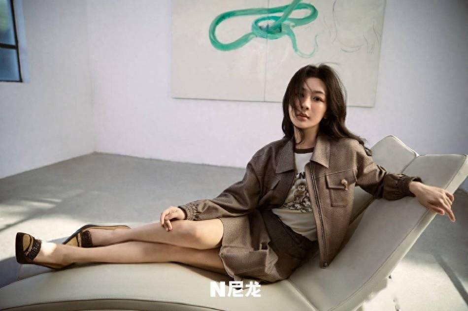 杨紫又有新动向,先跟粉丝相拥,又晒写真大片!_作为一个_网友_老奶奶