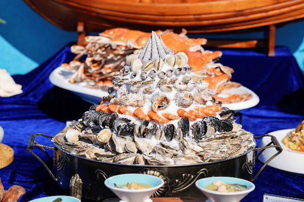 鲳鱼炒年糕,象山鹅掌炖望潮……煎炒烹饪间,时髦又接地气的创意菜品一