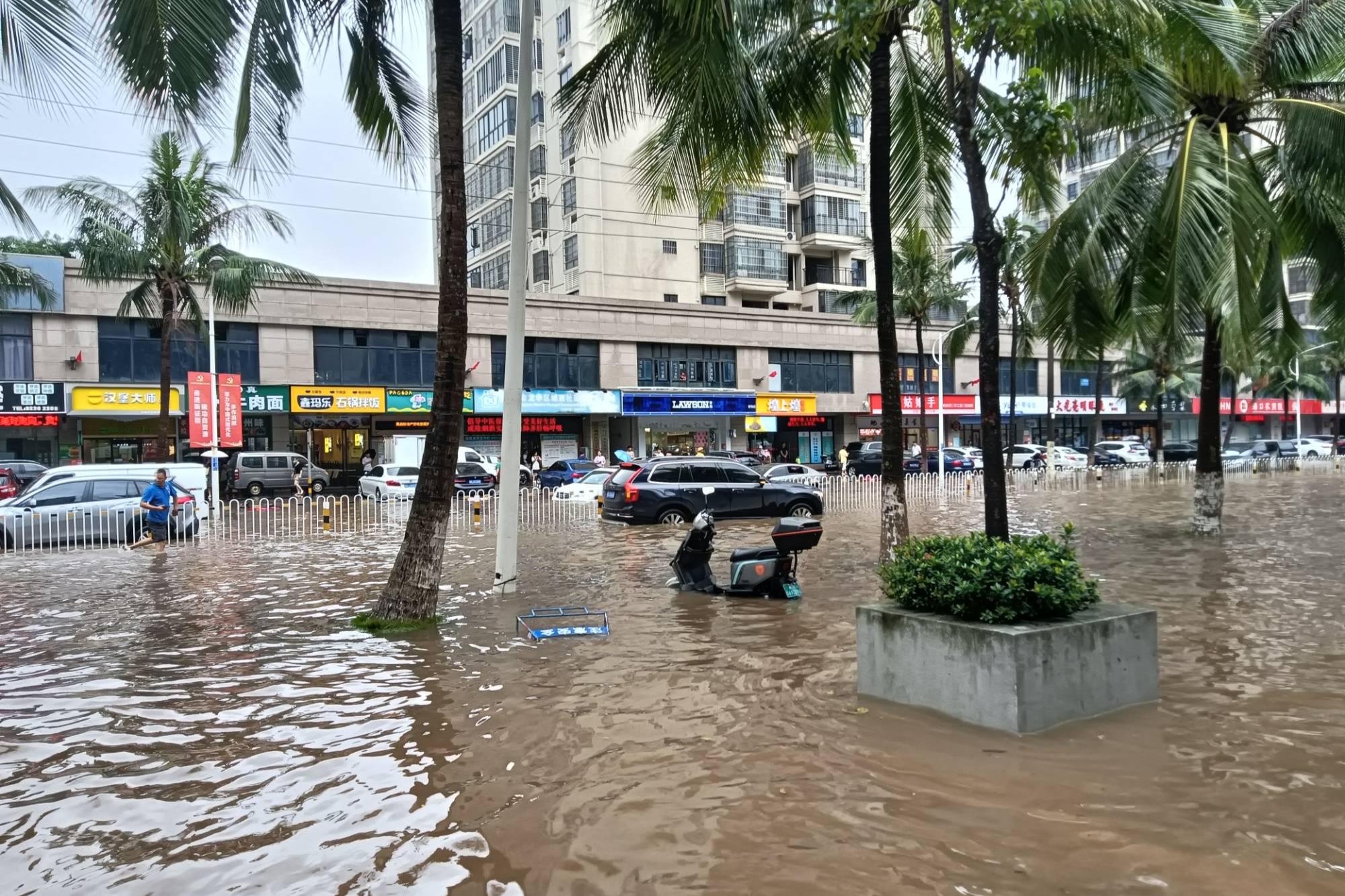 海口发布暴雨红色预警 多条道路积水严重