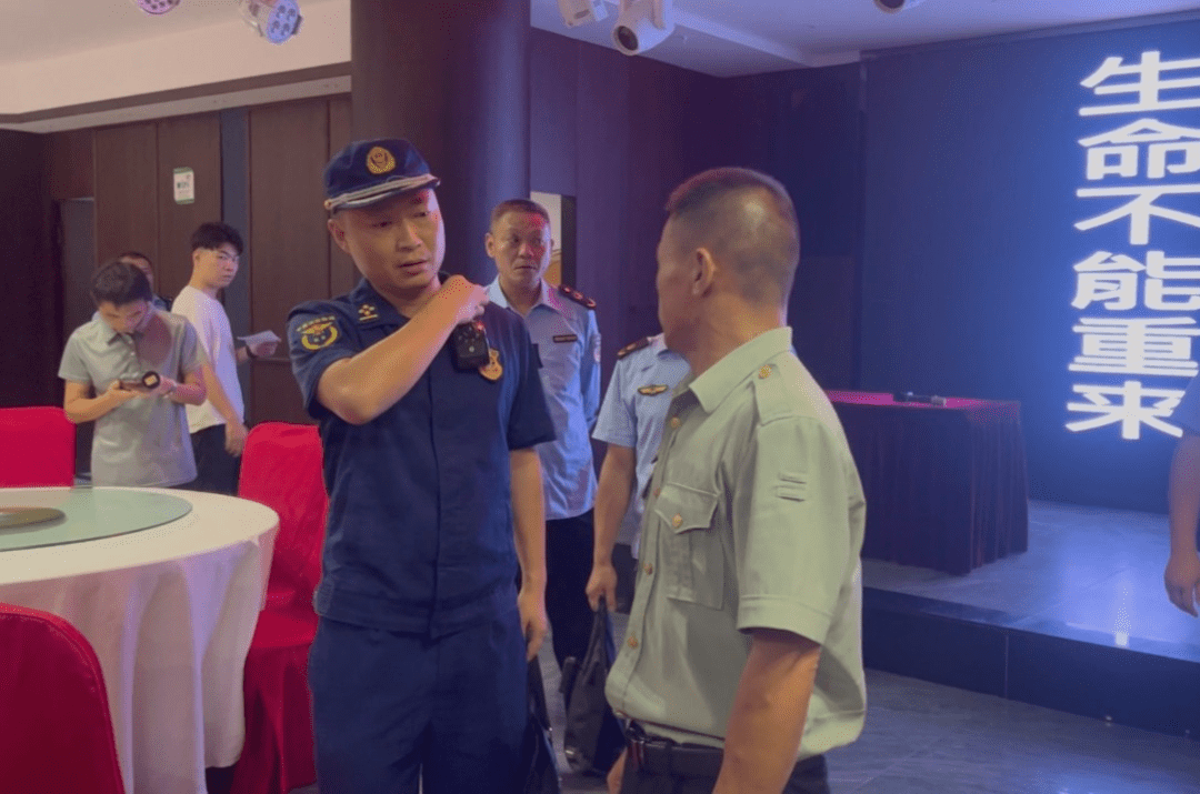 这是哪出？消防员当场带走“消防员”