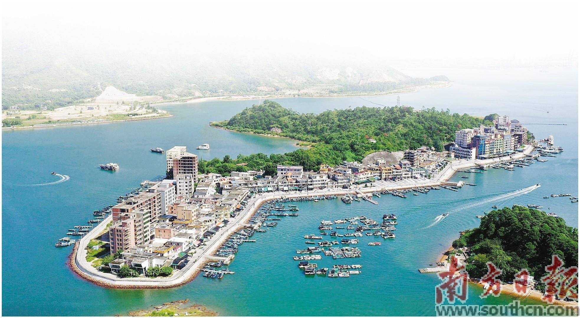东升岛上的渔民闲时在渔船上修补渔网.
