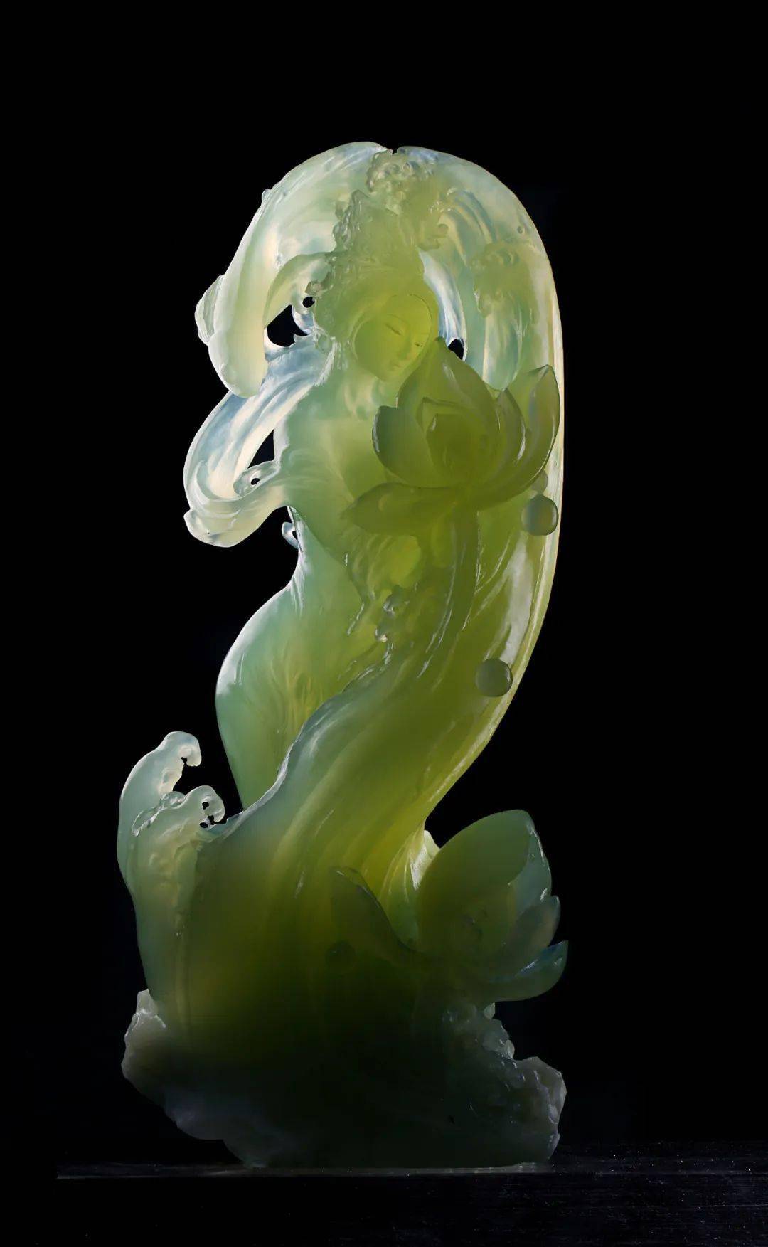 玉雕:金奖-郑继-《年年有余》2作品简介:运用寿山石圆雕,链雕,镂雕,钮