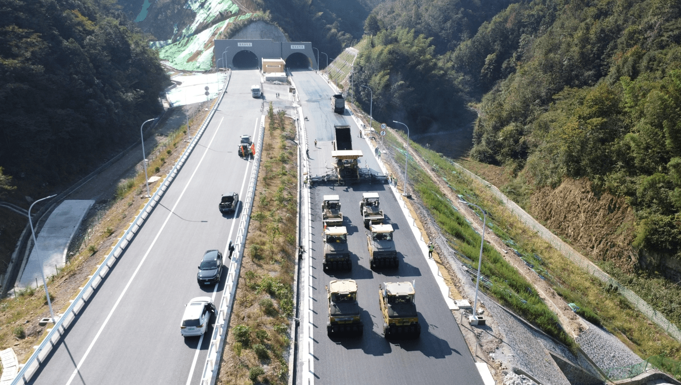 湖南官新高速公路主线完成沥青摊铺 项目建设进入收尾期_工程_宽度