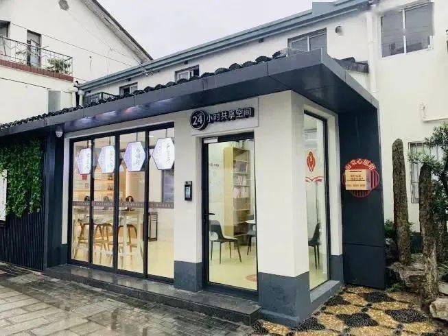 现状,正在24小时共享空间进行血压血糖检测的居民张琴芳表示"很满意"