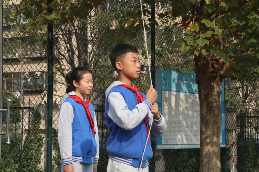 袁昕宇担任本次升旗仪式的主持人,三位升旗手分别是团结友爱的张俊意