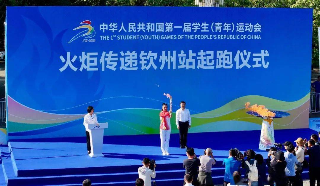 市委常委,常务副市长钟恒钦在致辞中向参加本次火炬传递的火炬手表示