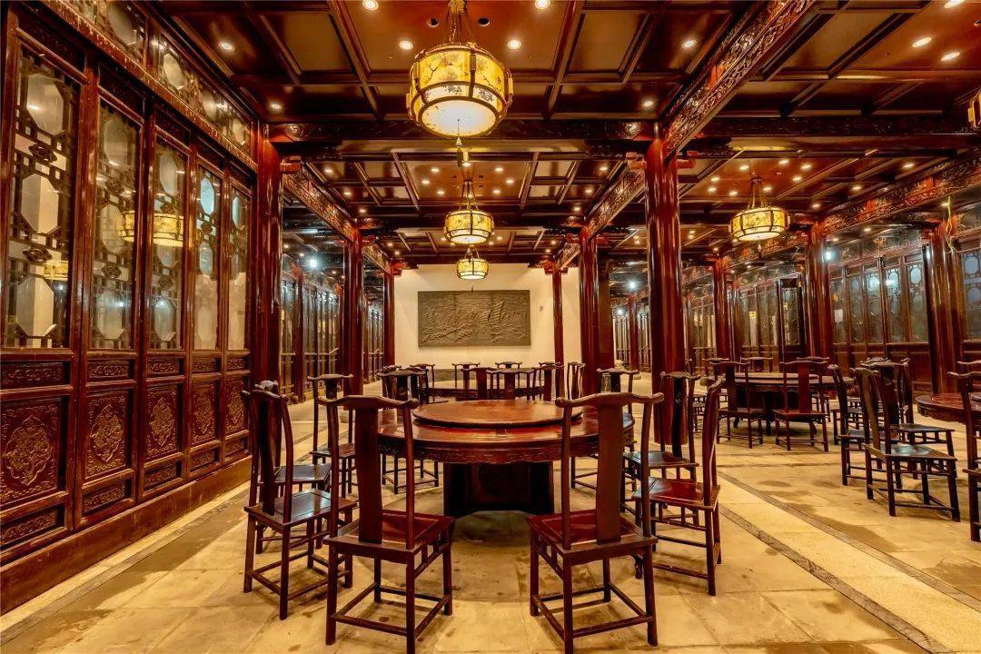 餐厅的大堂区域,大厅以喜庆朱红色为主色调,还原传统古建筑的内饰风格