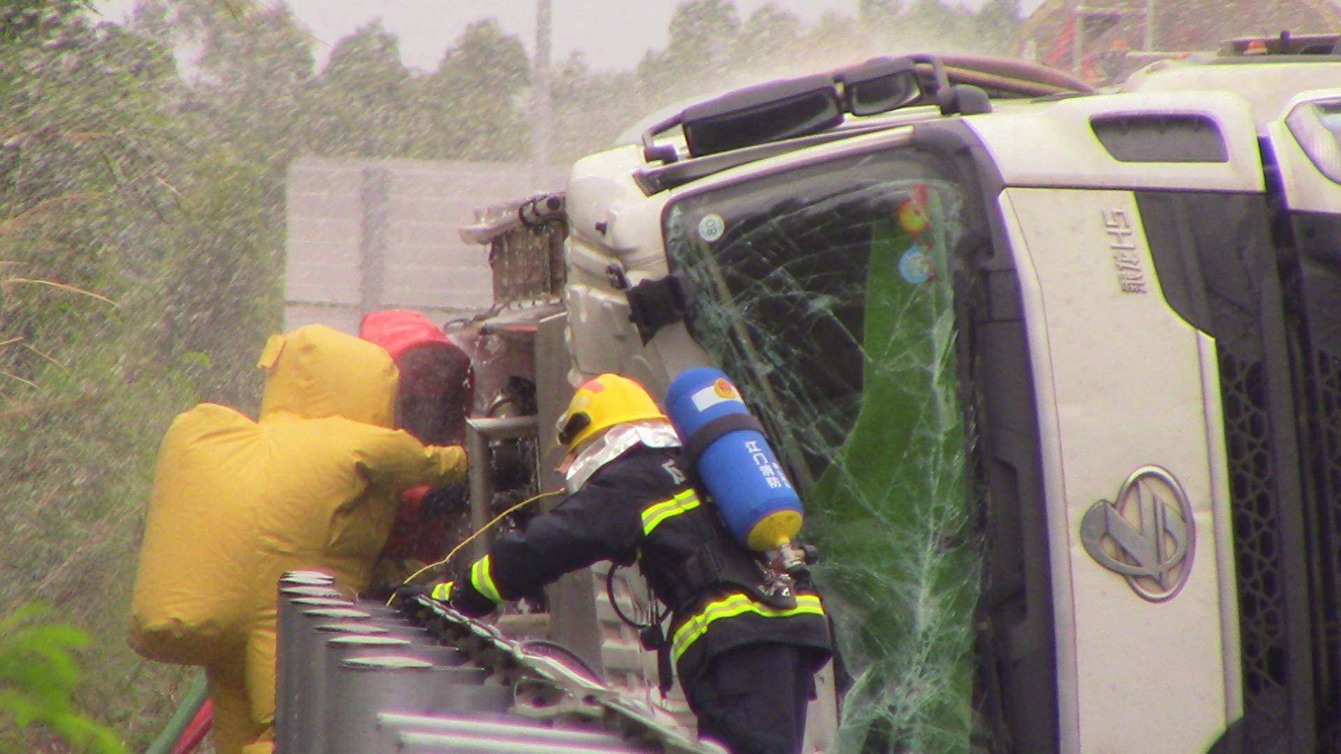 市恩平市大槐服务区往广州方向路段,一辆装载汽油的槽罐车侧翻路上