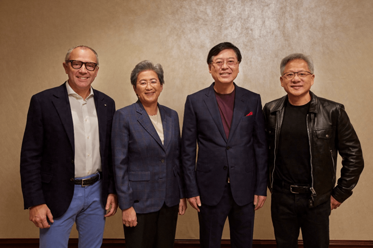 AI迎来硬件变革,每个人都能有个人大模型_人工智能_杨元庆_演讲