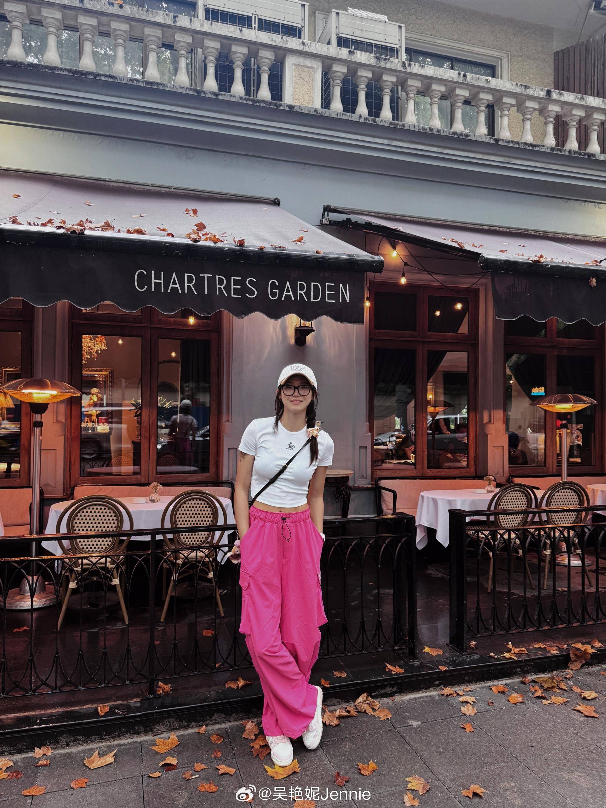 为抢跑致歉后,吴艳妮首次更新社媒晒美照,穿露脐装秀小蛮腰,手臂纹身