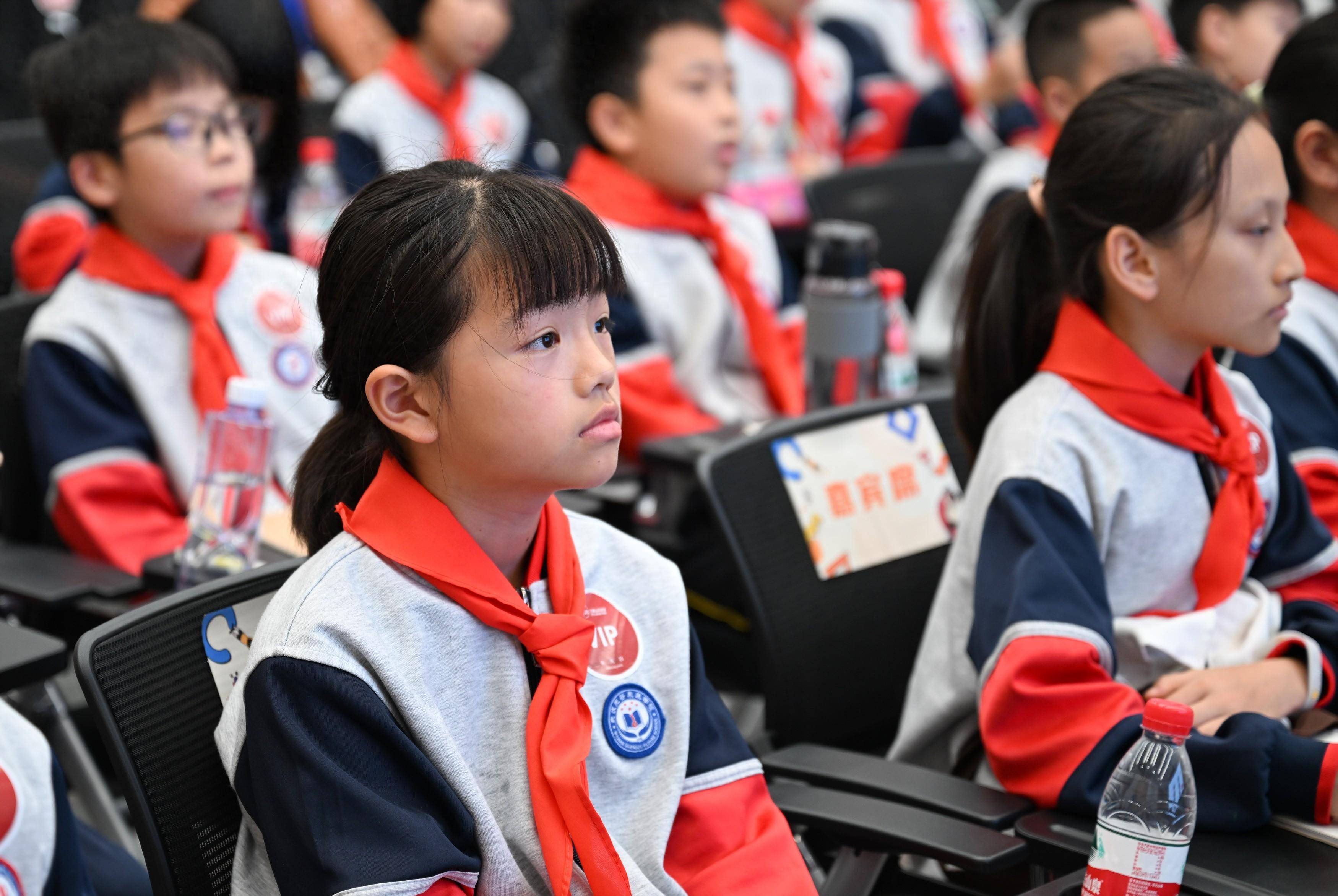 (社会)武汉小学生走进"好奇芯课堂"_活动_新华社_程敏