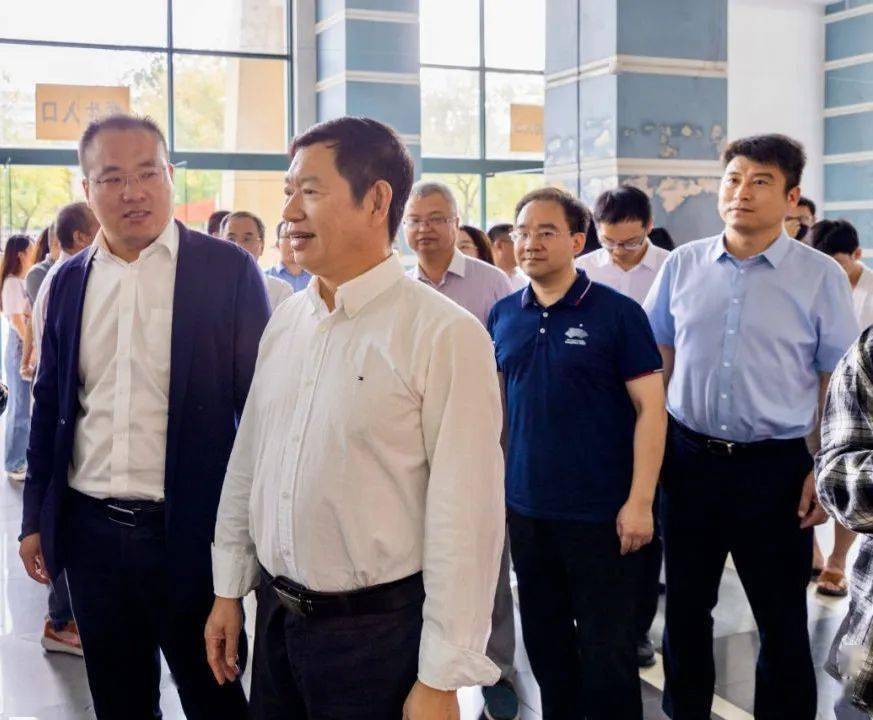 管理服务中心副主任冯慧卿,就业处处长赵逸斌,钱塘区人社局副局长李杰