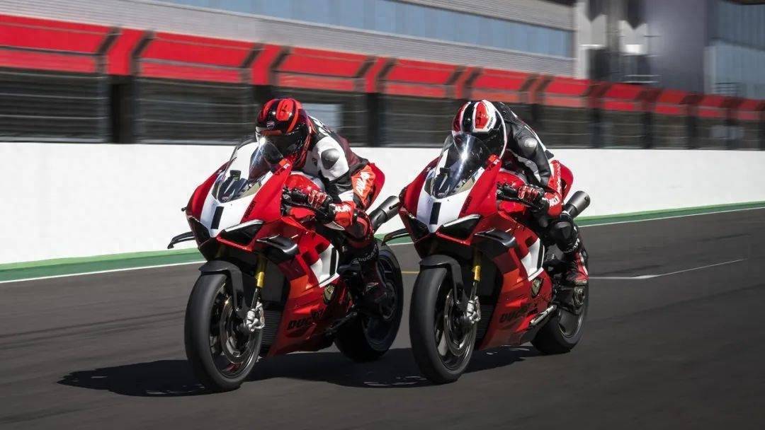 916,996,999,1098等铁血战马,随同赛车手征战四方,过关斩将,为杜卡迪