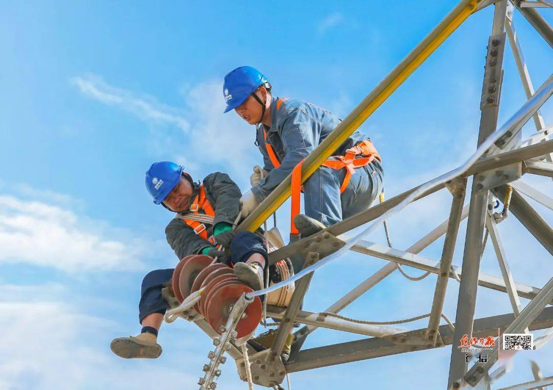 10月25日,国网温县供电公司施工人员正在110千伏青峰岭变电站外01号塔
