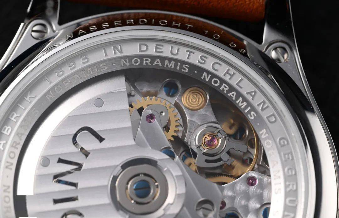 你在用表看时间,它在用表卷自己_宇联表_表盘_设计