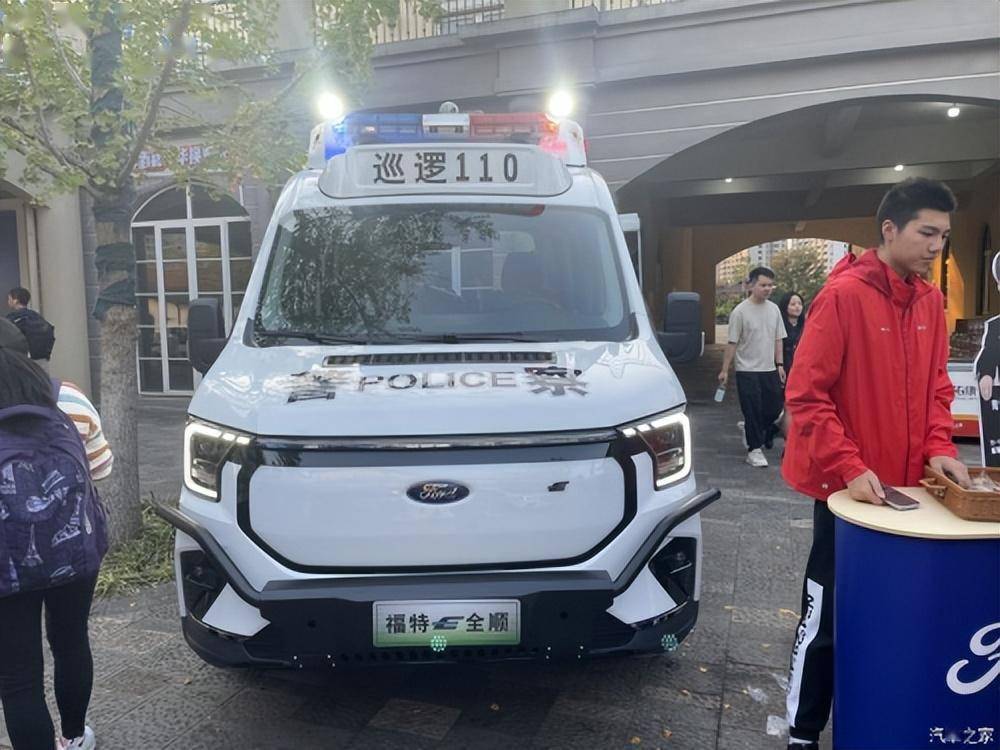 福特全顺特警防暴车图片