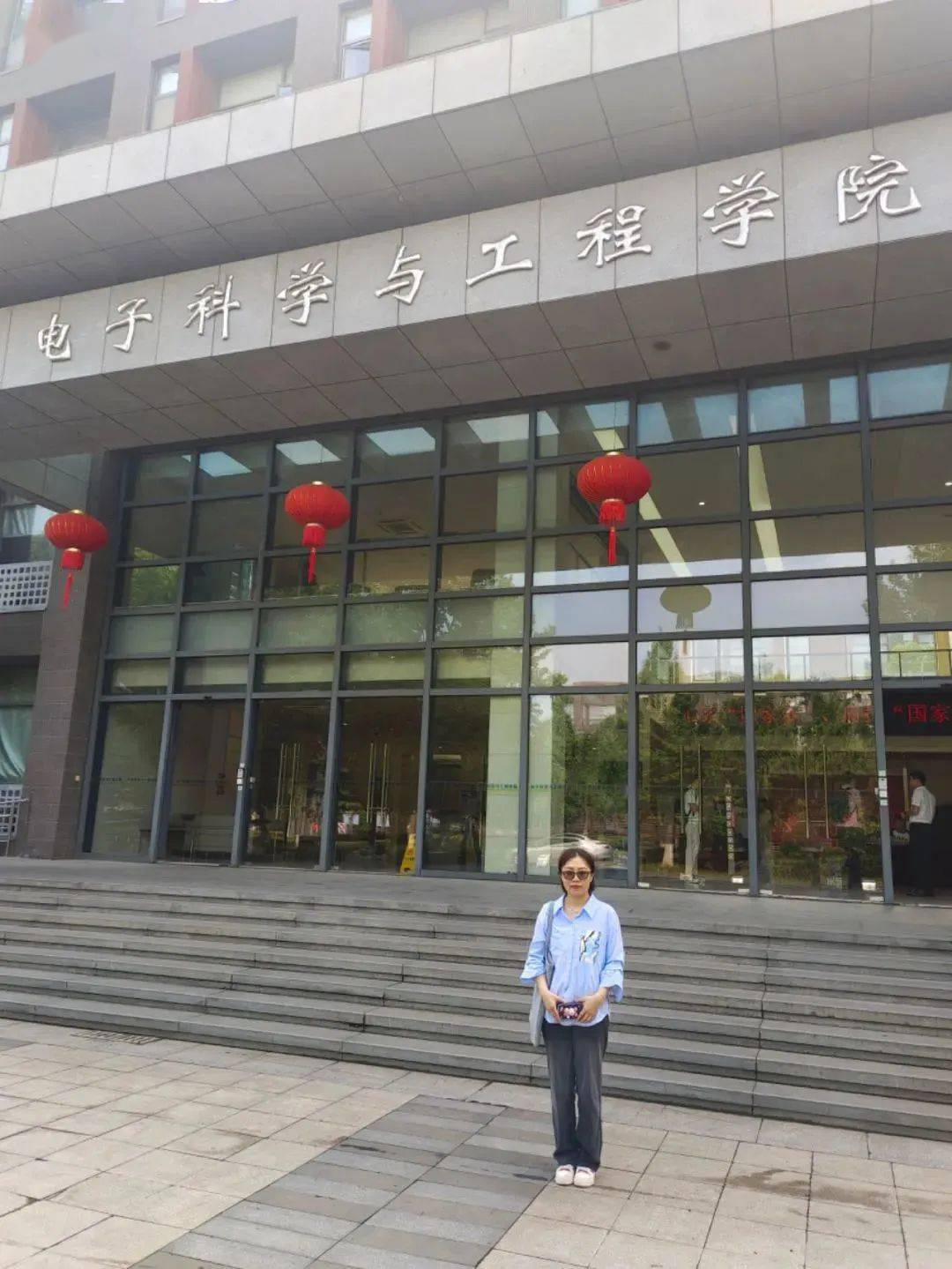 对于上课玩手机的"老大难"现象,张岩老师表示错误不在于手机,也不在于