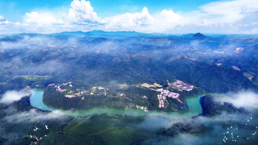 九曲度假村点缀在风光旖旎的九曲河畔,距县城24公里,有粤港澳大湾区"