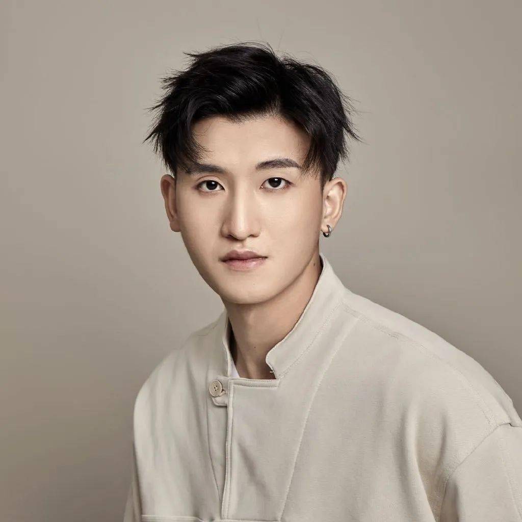 简介嘉宾11月4日,上海戏剧学院青年舞团独舞演员,编导朱飞将现身东艺