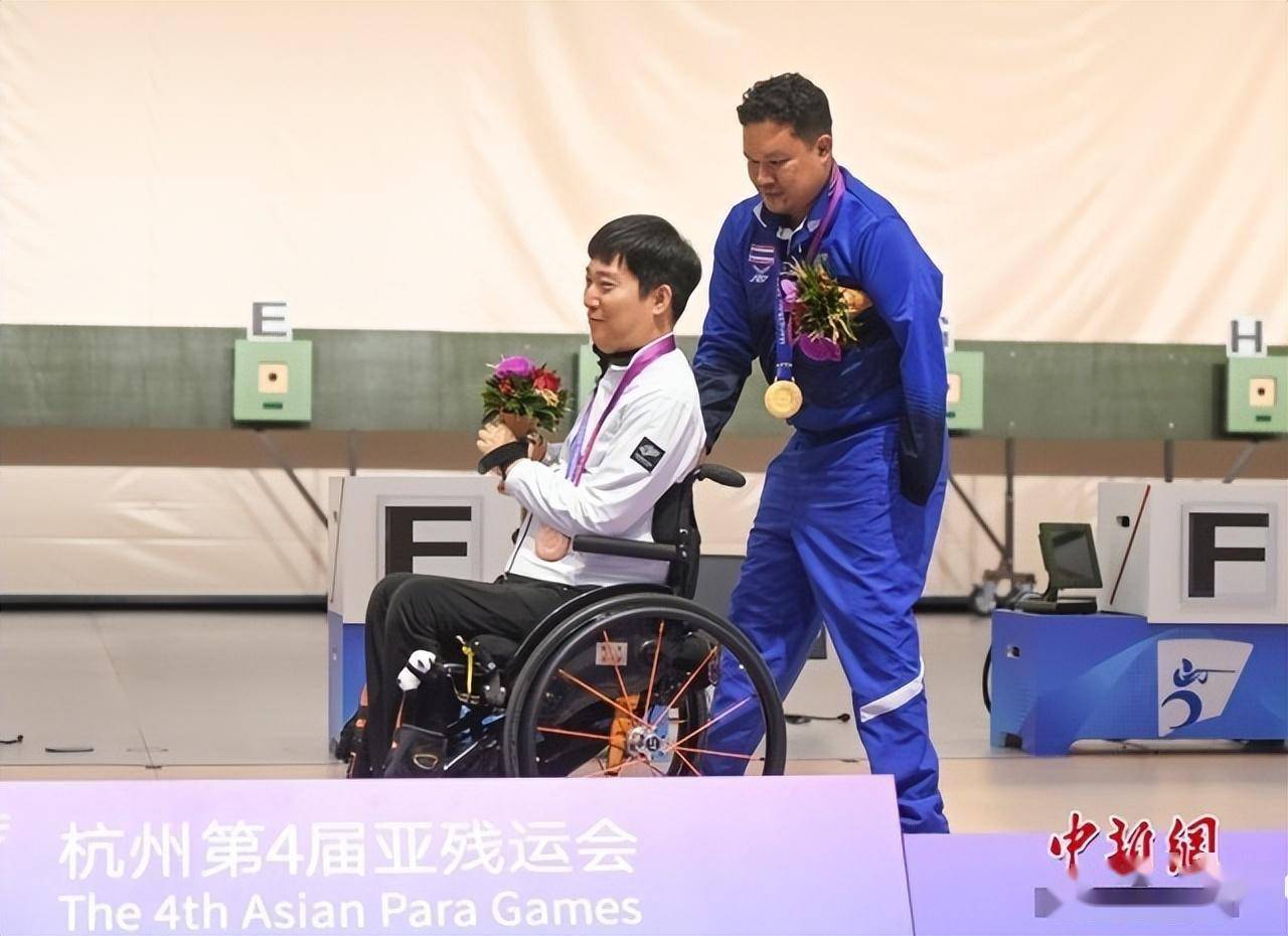 中新社记者 王刚 摄射击sh2级混合组50米步枪卧射决赛中,泰国队选手阿