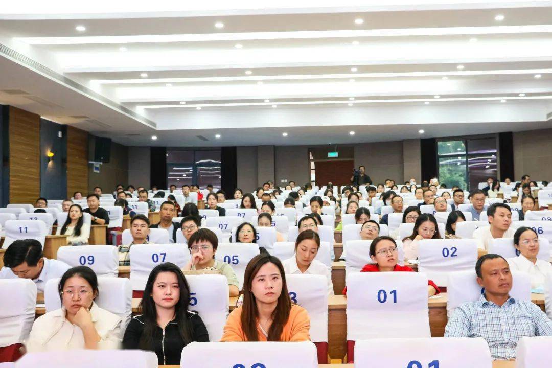 邀请华东师范大学教育学部硕士生导师,教育部中学校长培训中心副研