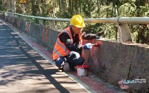 "路二代"黄小云:晴天一身尘与汗 雨天一身水与泥_公路_工作_道路