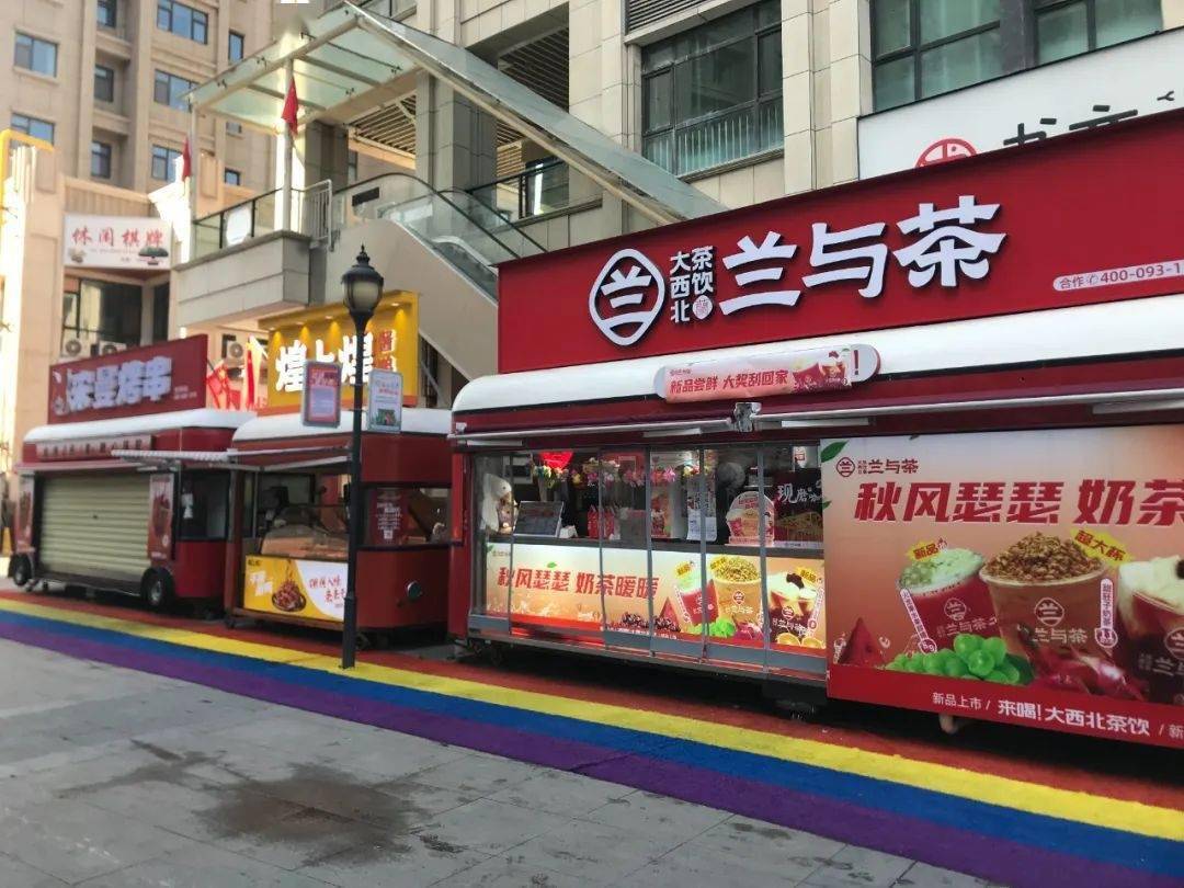 牌匾的个性化设计,充分展示商铺的商业吸引力,又与周边店铺和整体街巷