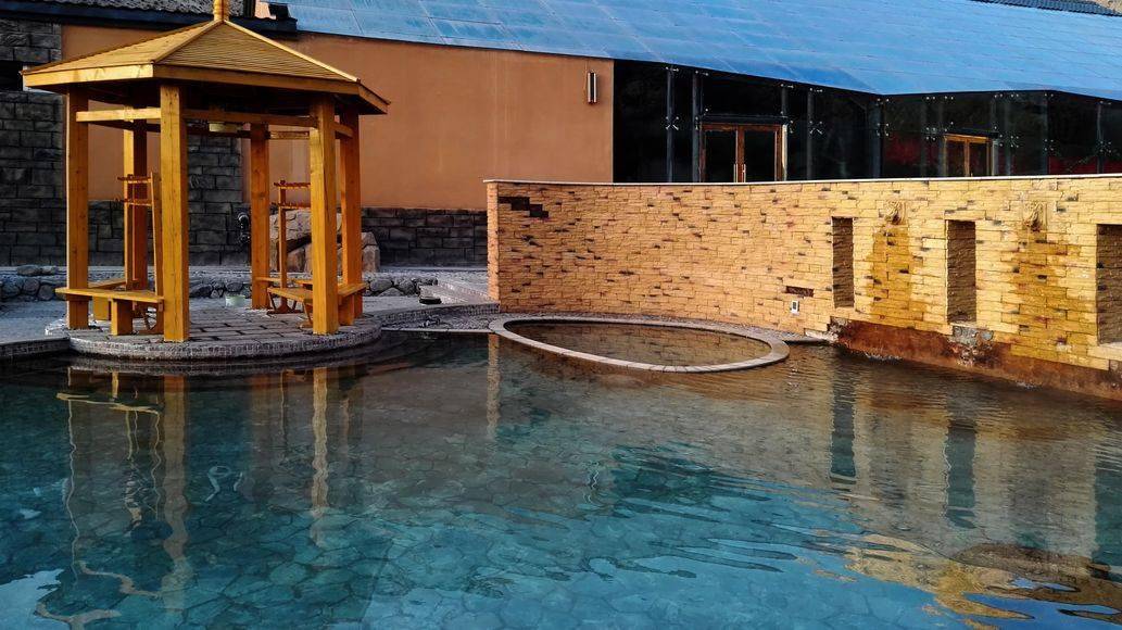 周末去哪儿 | 温泉养生好处多,深秋泡汤正当时!_水分_西宁_黄绿色