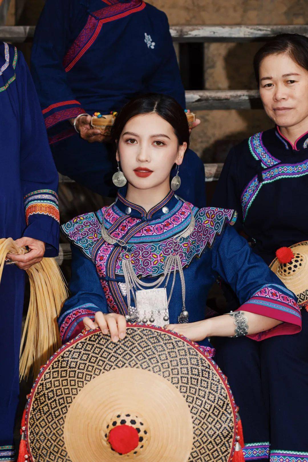 她是来自广西的壮族女孩阿靖她也是拍摄变装视频出圈的百万粉丝视频