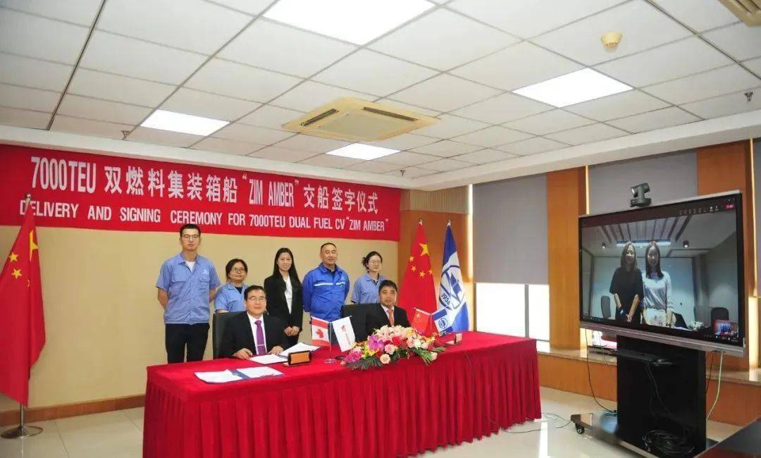 南相福先生与集团副总经理兼新扬子造船总经理杜成忠先生分别代表双方