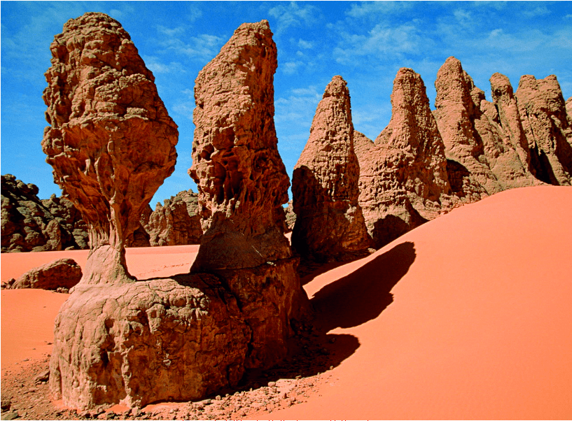 ②风蚀壁龛:陡峭的岩壁遭受风蚀后,岩壁表面形成大小不等,形状各异的