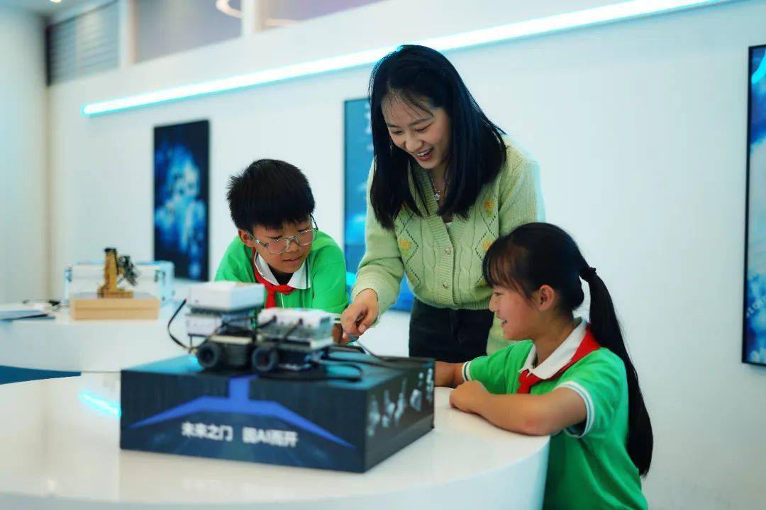 我区着眼基础教育公共服务覆盖常住人口,近3年累计建成中小学幼儿园27