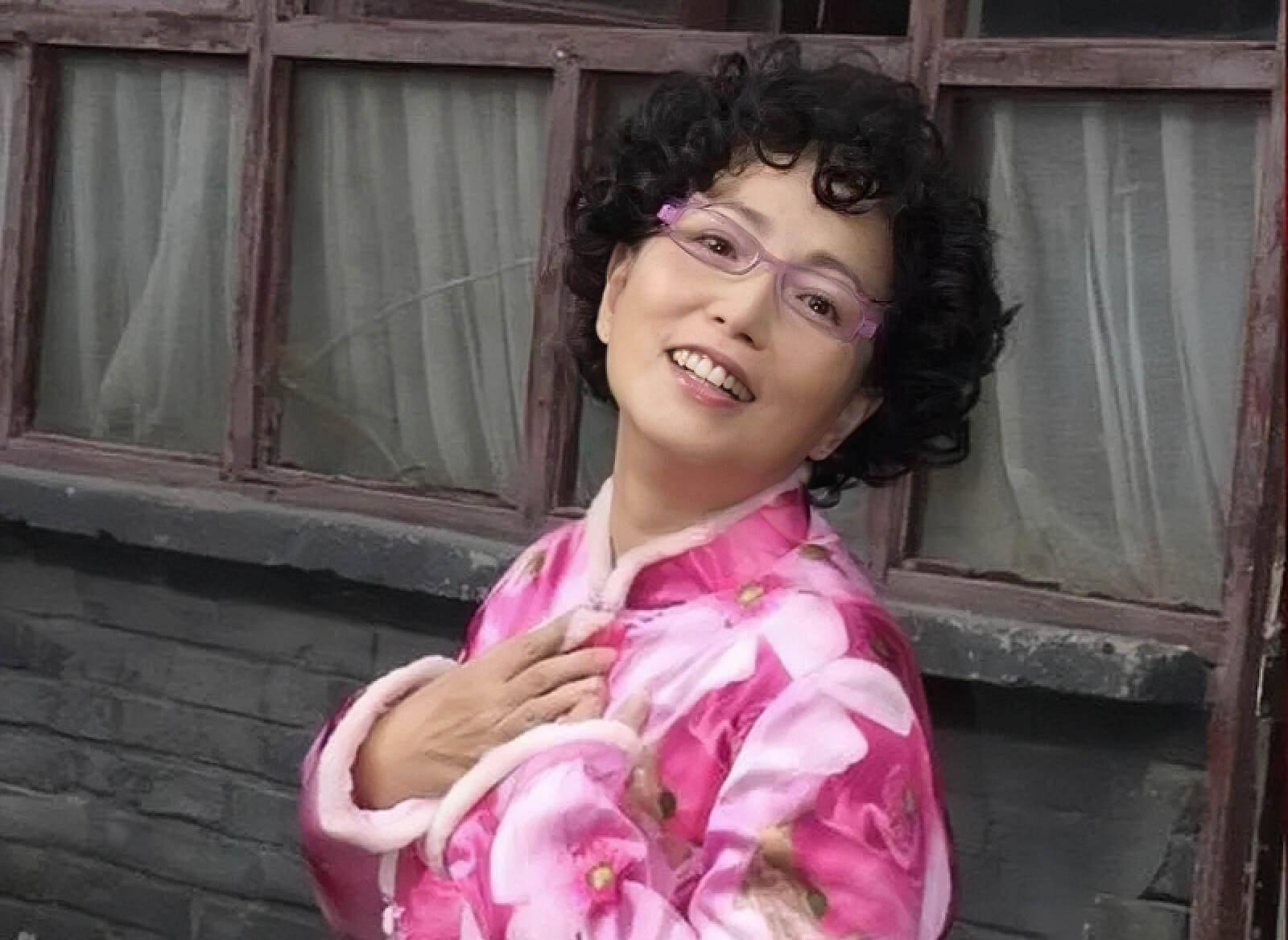 在这次的采访中,苑琼丹又再度提及了当年在拍摄tvb经典剧集《皆大欢喜