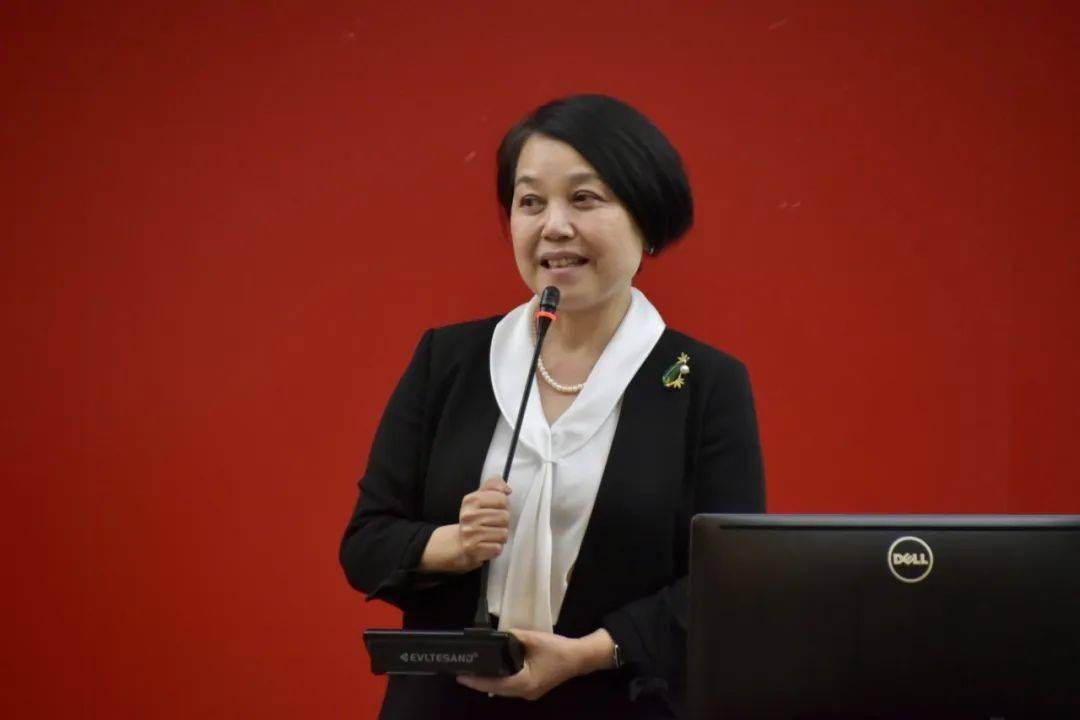 教授李本乾,浙江传媒学院《未来传播》主编郑亚楠依次发表主题演讲