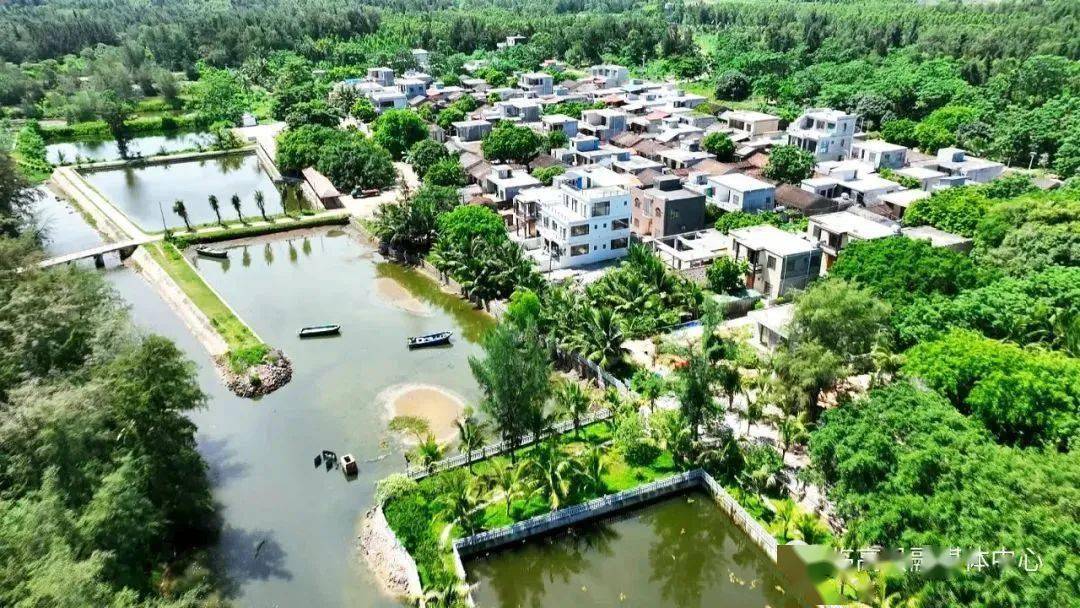 游客赵新宇在临高县东英镇扶提西村村口10月28日"浪花小筑扶提船歌"