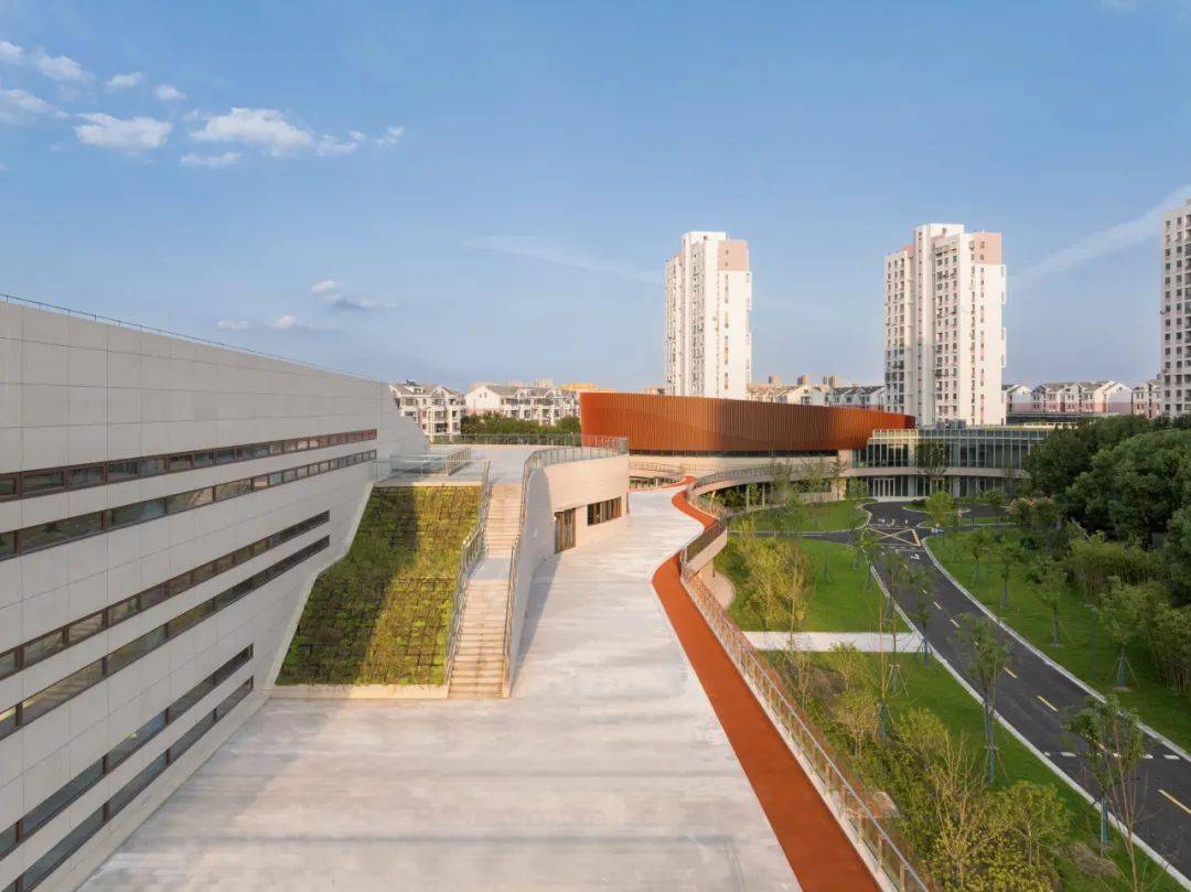 上海三林懿德社区文体中心:镶嵌在社区当中的一站式体育 公园