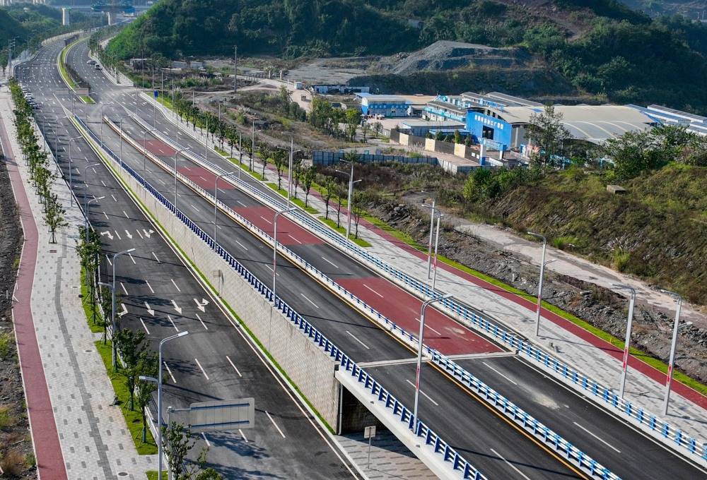 渝北區悅港北路,護欄,綠化,交通標線等均已到位.