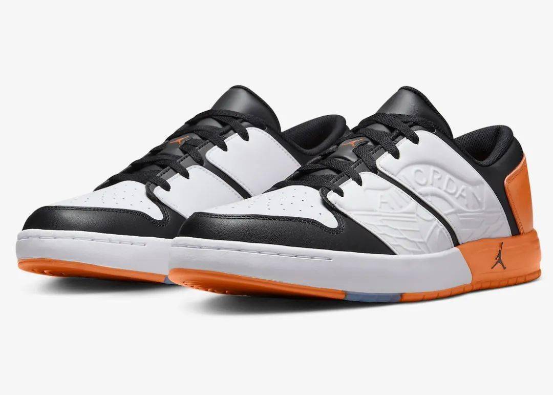 细节方面,依然保留着硕大的飞翼 logo 以及中底的 jumpman logo,将