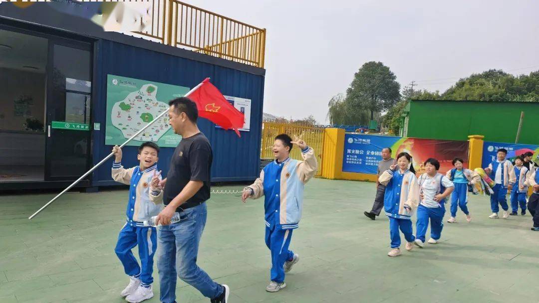 到达飞鸿滑草场孩子们落座后,老师们立刻检查安全带是否系好,确保每一