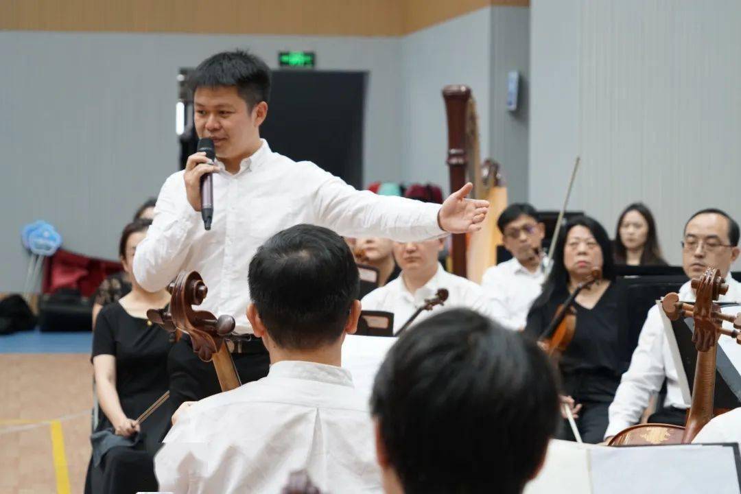 美育校园青年指挥家董路平携手厦门爱乐乐团现场演绎音乐之美,带领